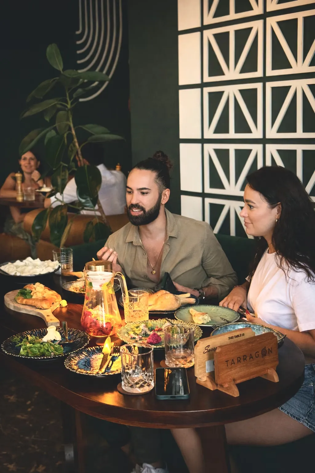 Ein georgischer Tisch mit vielen Gerichten zum Teilen im Tarragon, Uluwatu