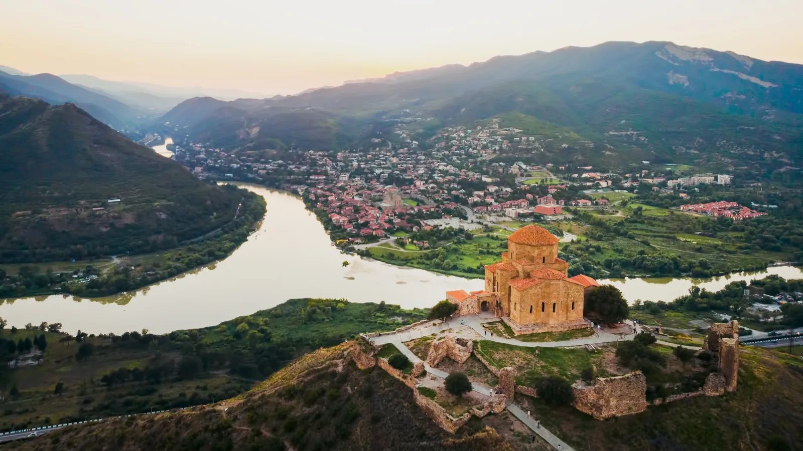 Le monastère de Djvari sur une colline au-dessus de Mtskheta et de la confluence de deux rivières, Géorgie