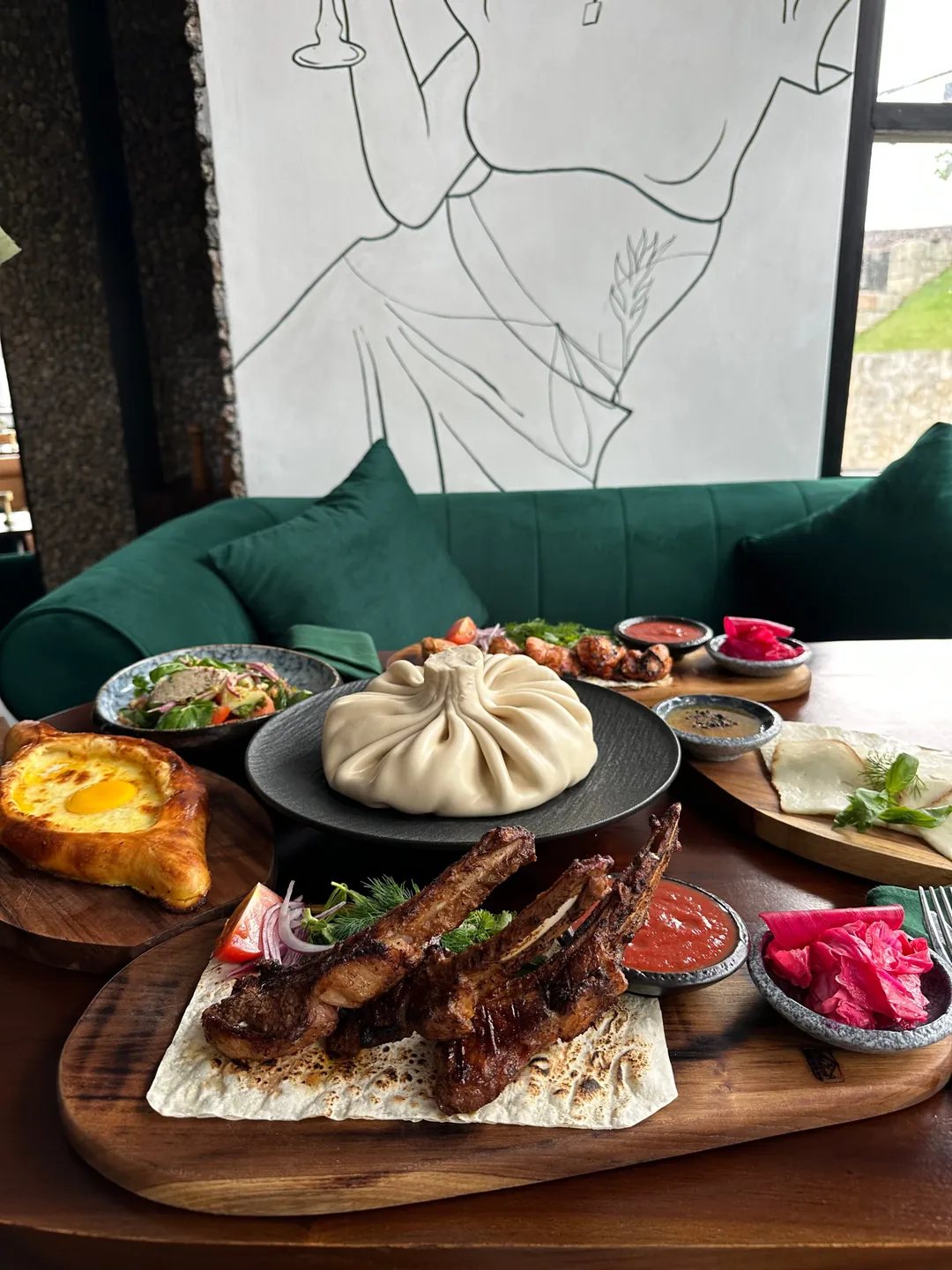Mesa georgiana para compartir: khinkali, khachapuri adjariano, costillar de cordero y ensalada en Tarragon, Uluwatu