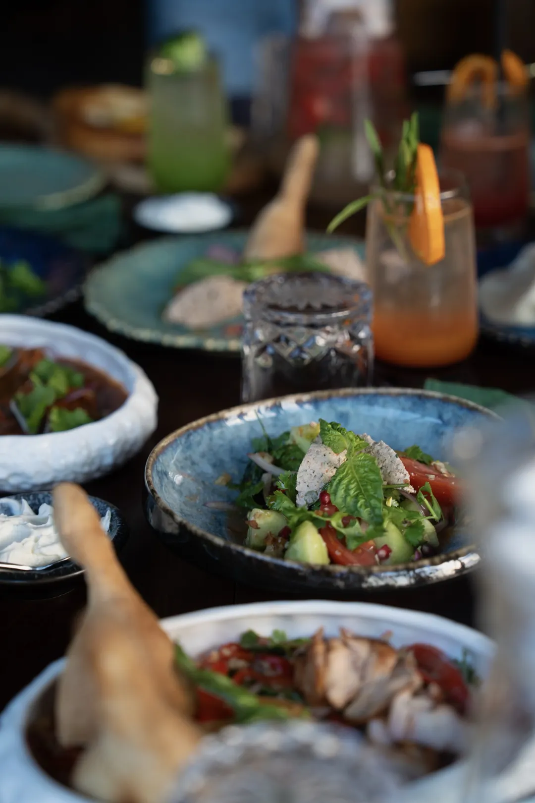 Ensalada georgiana con hierbas frescas, albahaca y granada en Tarragon, Uluwatu