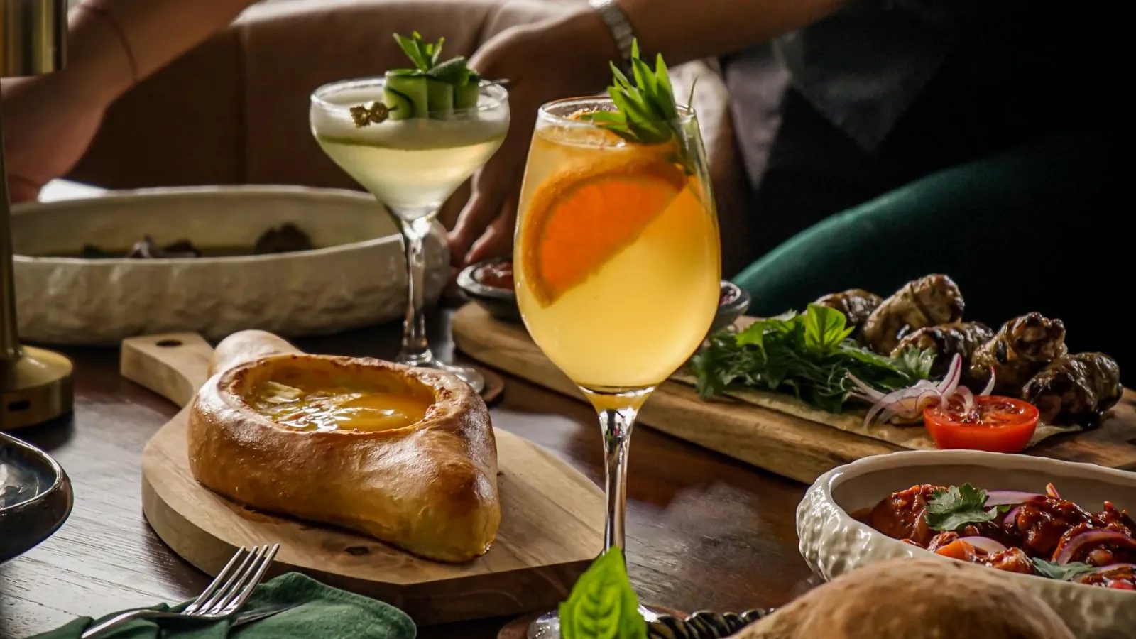 Cocktails, khachapuri adjarien et plats géorgiens servis chez Tarragon, Uluwatu, Bali