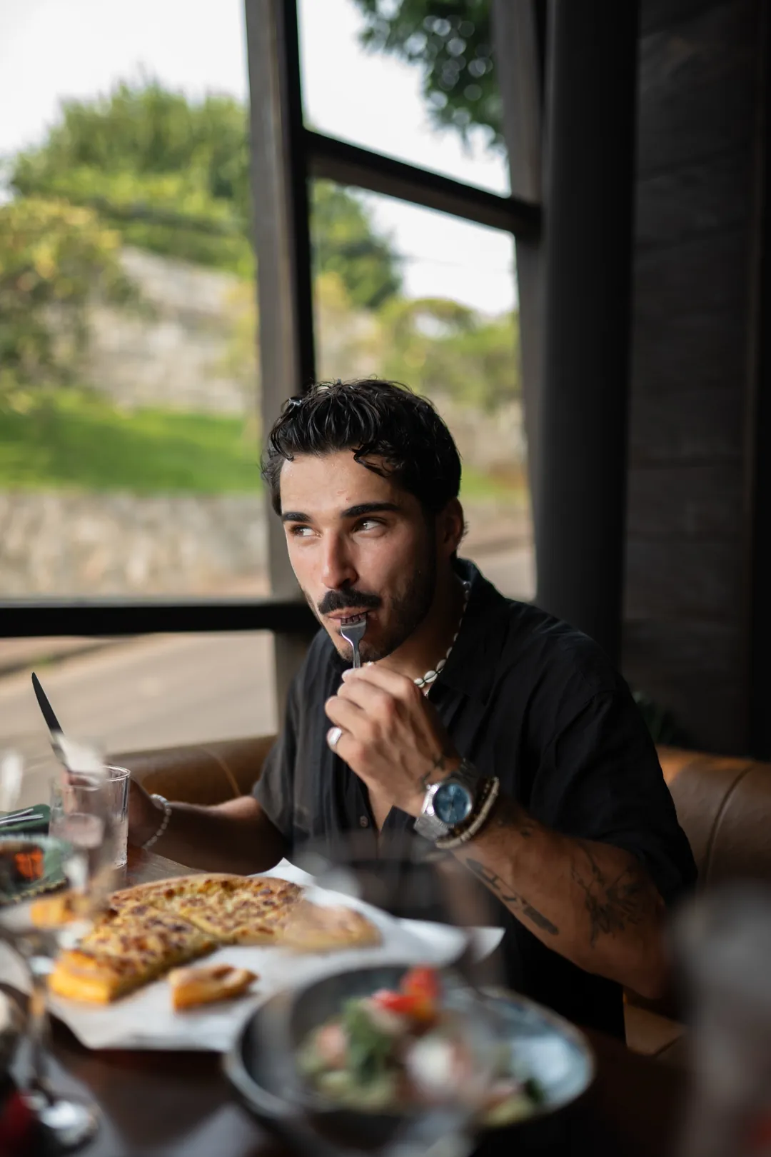 Un cliente disfruta de un khachapuri en Tarragon, Uluwatu