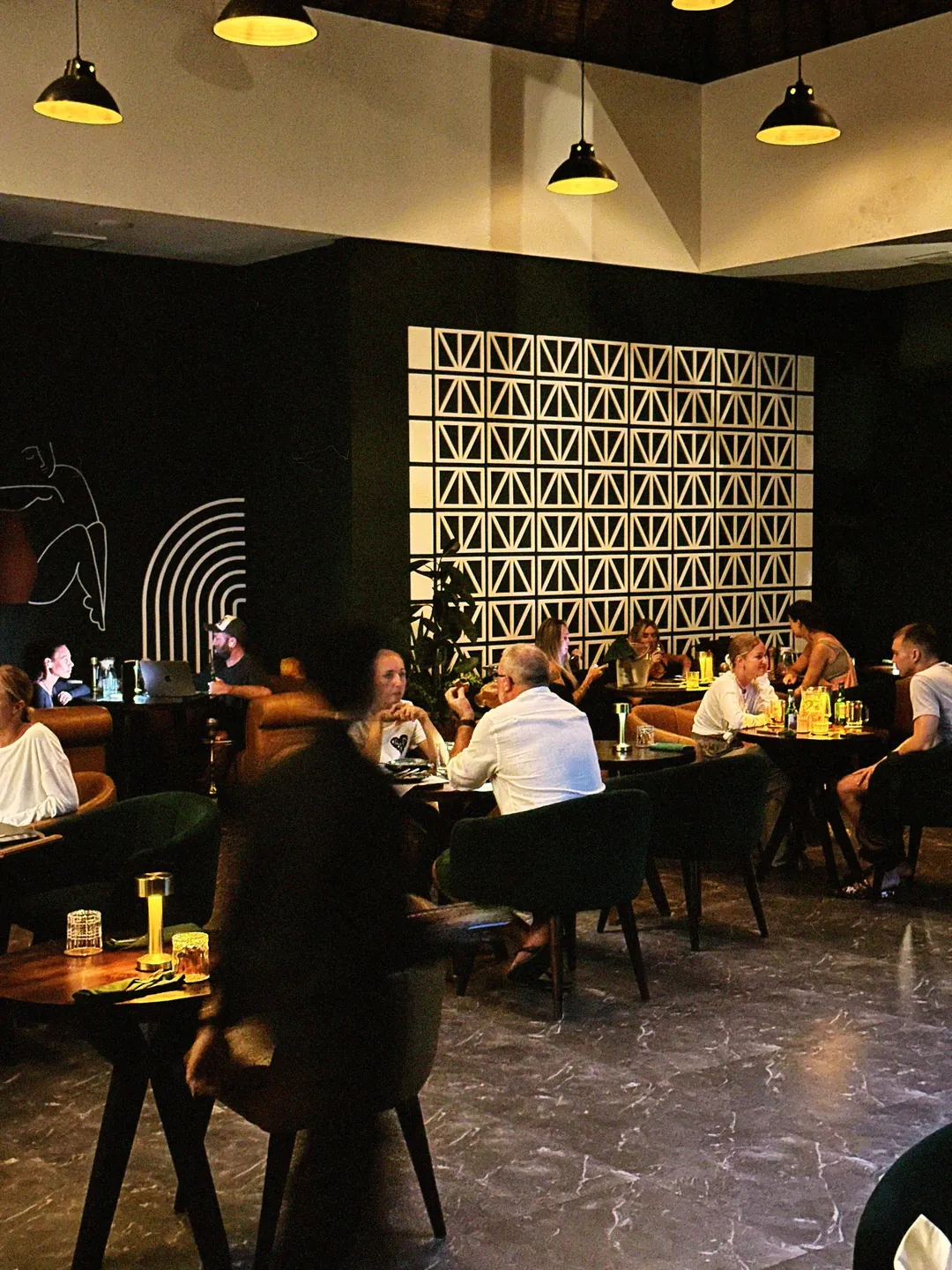 Gäste beim Abendessen im Speisesaal des Tarragon am Abend, Uluwatu, Bali