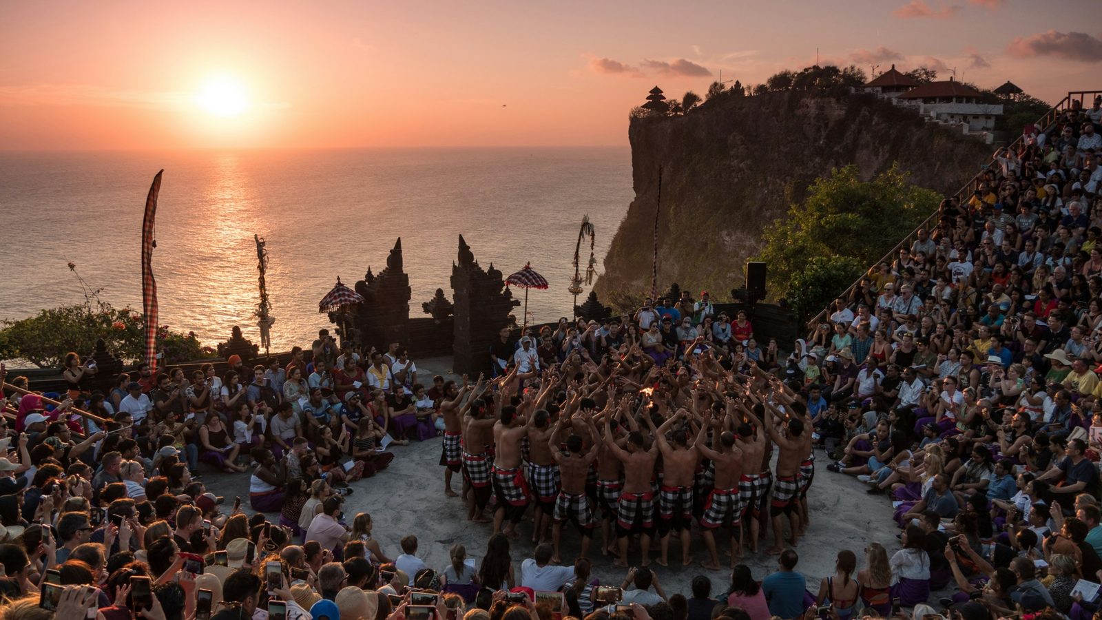 Danse du feu Kecak au coucher du soleil dans l'amphithéâtre en plein air près du temple d'Uluwatu, Bali